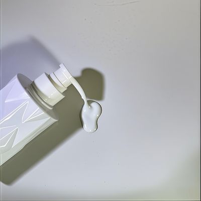 Botol kosmetik PET berbentuk kaca dengan pompa pencet dan logo khusus 5000 pcs MOQ 15-35 hari Pengiriman