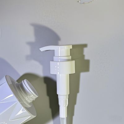 Botol kosmetik PET berbentuk kaca dengan pompa pencet dan logo khusus 5000 pcs MOQ 15-35 hari Pengiriman