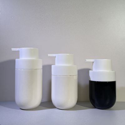 Botol kosmetik PET berbentuk bulat dengan pompa pencetakan dan cetak layar sutra warna khusus untuk kemasan kecantikan