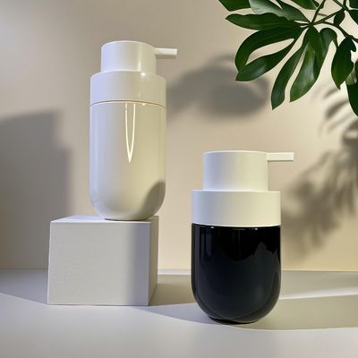 Botol kosmetik PET berbentuk bulat dengan pompa pencetakan dan cetak layar sutra warna khusus untuk kemasan kecantikan