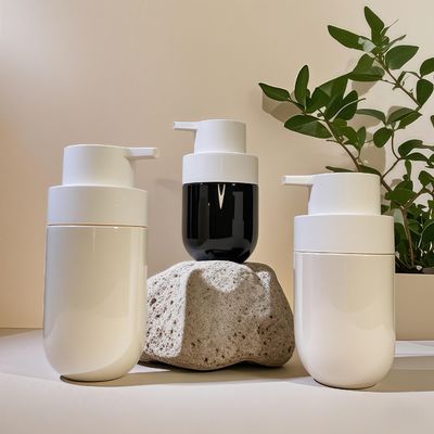 Botol kosmetik PET berbentuk bulat dengan pompa pencetakan dan cetak layar sutra warna khusus untuk kemasan kecantikan