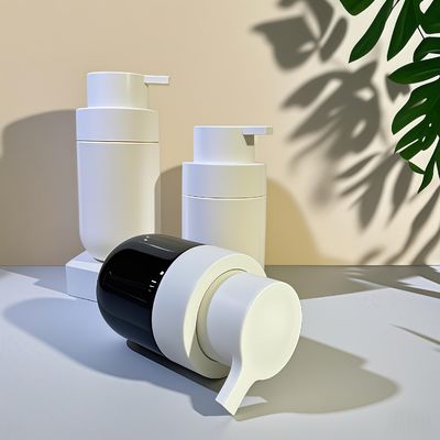 Botol kosmetik PET berbentuk bulat dengan pompa pencetakan dan cetak layar sutra warna khusus untuk kemasan kecantikan